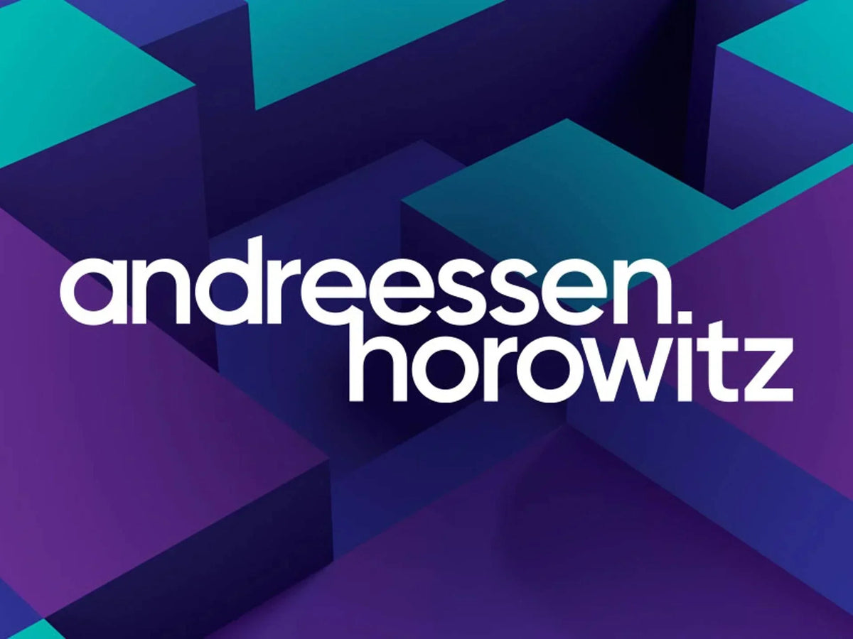 Il logo bianco di Andreessen Horowitz su uno sfondo astratto composto da blocchi geometrici viola e blu.