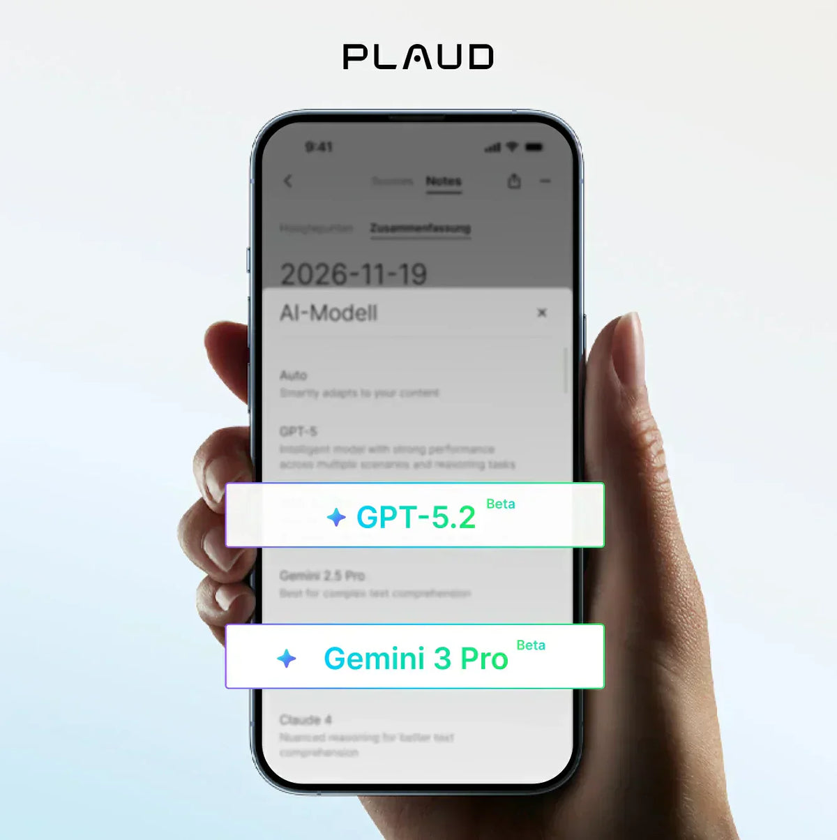 Una mano tiene uno smartphone con l'app Plaud aperta per selezionare i modelli AI GPT-5.2 Beta e Gemini 3 Pro Beta.