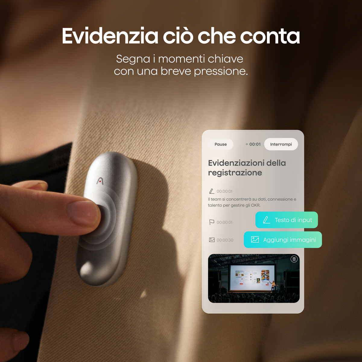 Una persona preme il pulsante di un Plaud NotePin S grigio per segnare momenti chiave, con l'app che mostra le evidenziazioni.