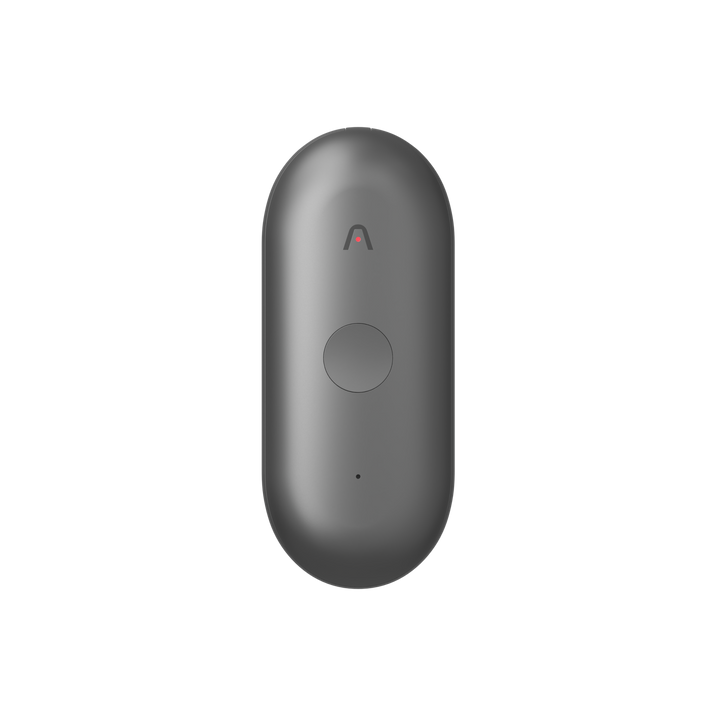 Plaud NotePin S è un registratore AI indossabile nero a forma di capsula con un pulsante circolare al centro e un piccolo logo.