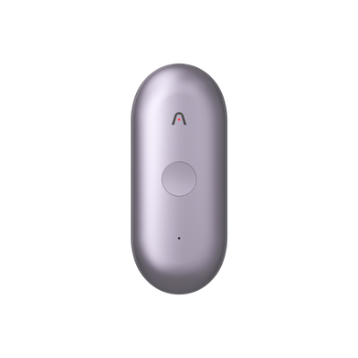 Il registratore vocale AI indossabile Plaud NotePin S di colore viola presenta un design a capsula con un pulsante circolare centrale.
