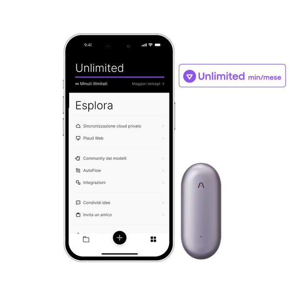 App Plaud con piano Unlimited su smartphone e Plaud NotePin grigio. Mostra funzionalità come sincronizzazione cloud e Plaud W
