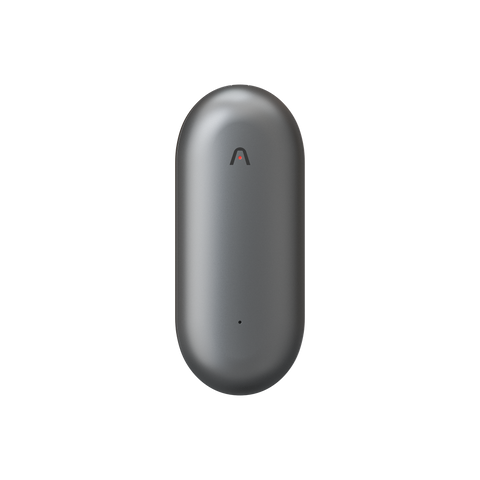 Plaud NotePin grigio scuro, un registratore vocale AI indossabile, con logo Plaud e microfono visibili.