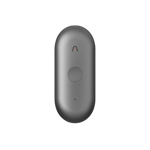Un registratore vocale AI Plaud NotePin S grigio, con un logo '∧' e un pulsante rotondo, è mostrato verticalmente su sfondo bianco.