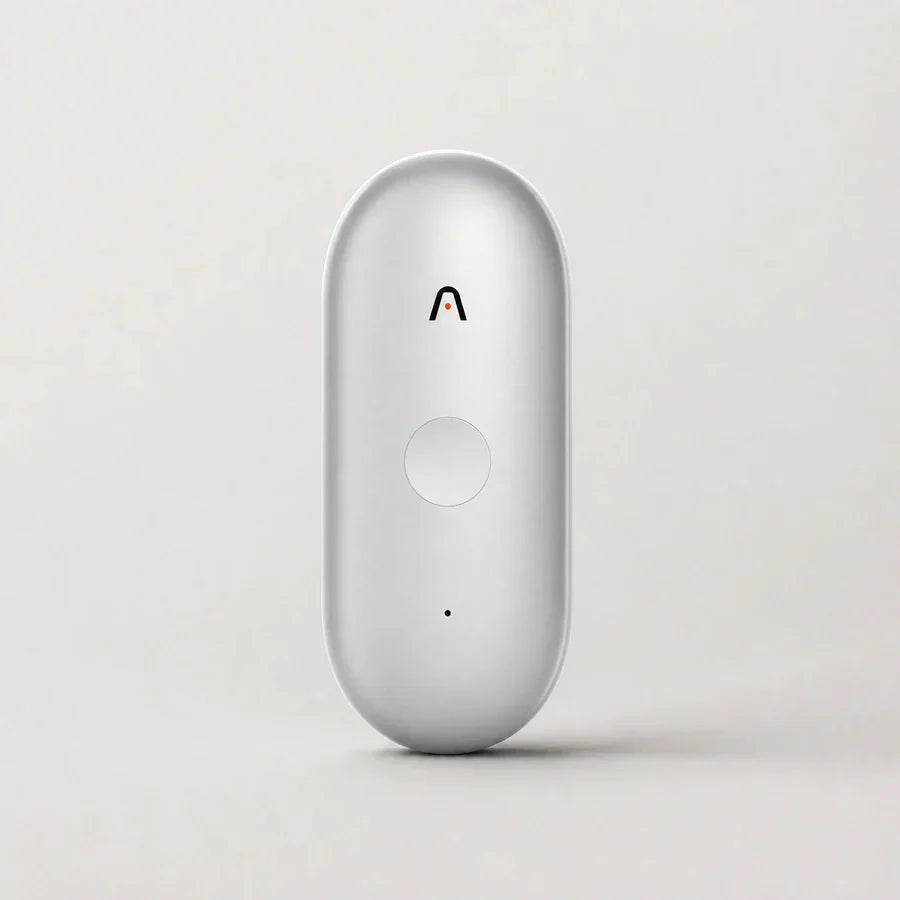 Plaud NotePin S argento su sfondo chiaro