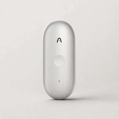 Plaud NotePin S argento su sfondo chiaro