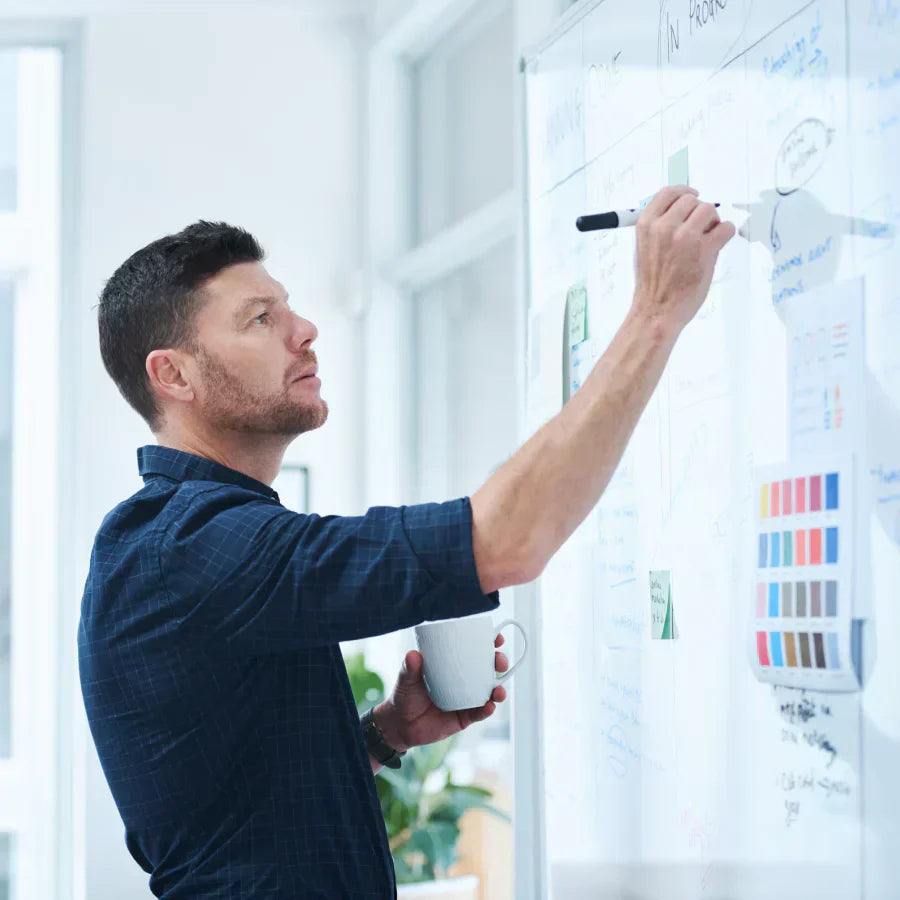 Illustrazione di obiettivi SMART sul lavoro con icone per specifico, misurabile, raggiungibile, rilevante e vincolato nel tempo