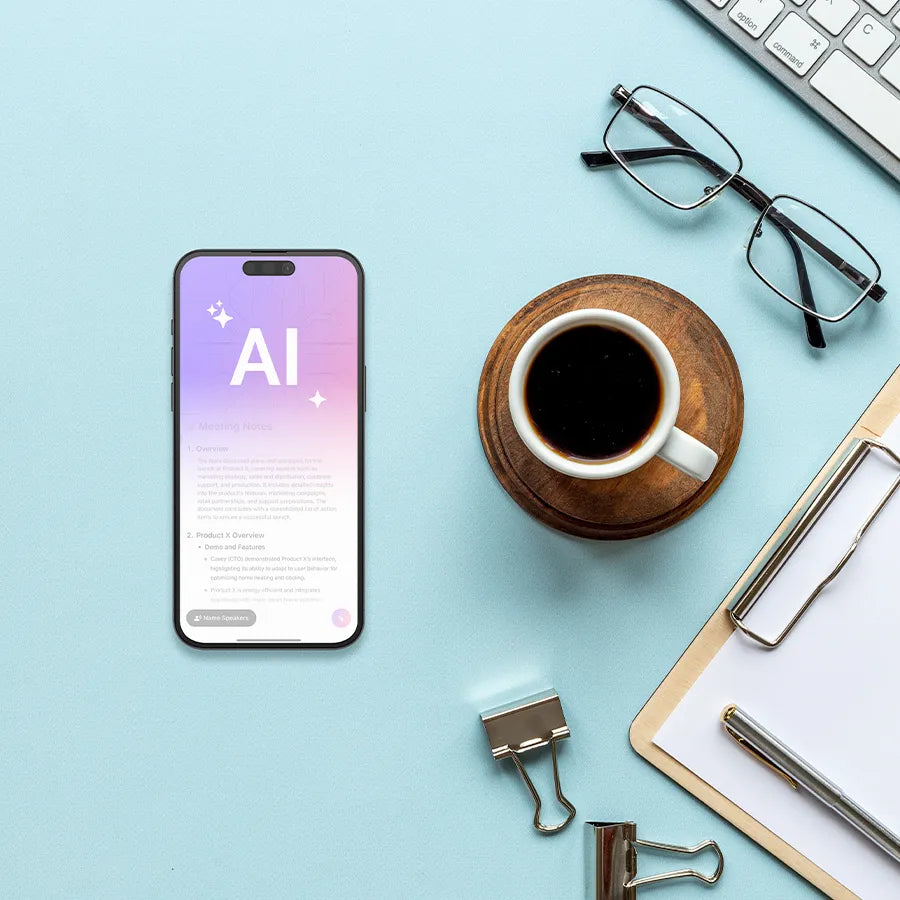 Smartphone con Plaud App che mostra riassunto AI, caffè, occhiali e forniture da ufficio su sfondo azzurro.