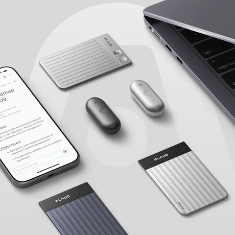 Registratori vocali e smartphone su superficie chiara