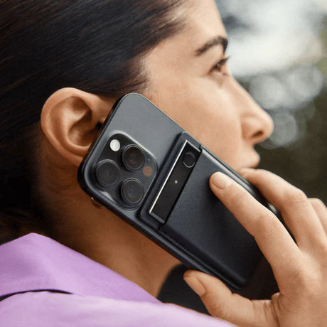 Donna che parla al telefono vicino all'orecchio