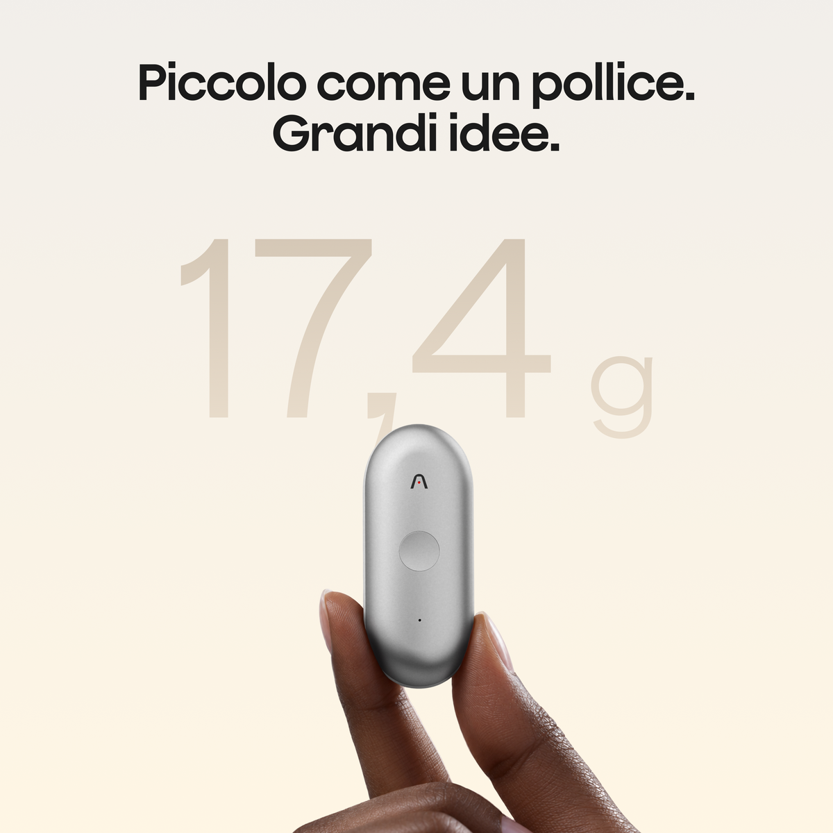 Un Plaud NotePin S argento tenuto tra le dita evidenzia il peso di 17,4 g e lo slogan 'Piccolo come un pollice. Grandi idee.'