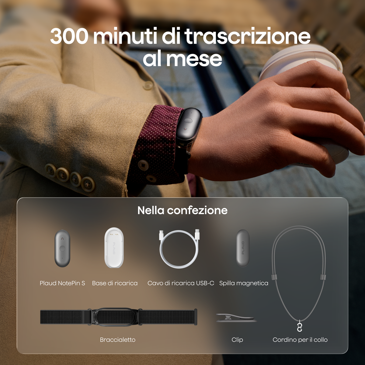 Plaud NotePin S offre 300 minuti di trascrizione al mese; la confezione include base di ricarica, cavo USB-C, spilla, braccialetto, clip e cordino.