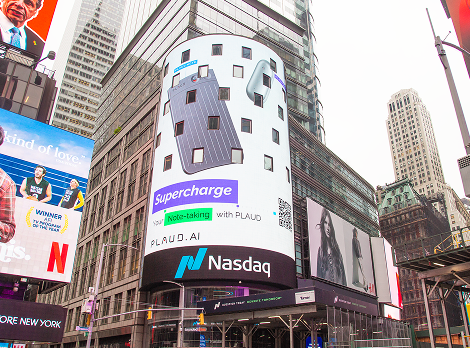 Pubblicità Plaud.ai su cartellone digitale a Times Square, con Plaud Note e Plaud NotePin, per la presa di appunti.