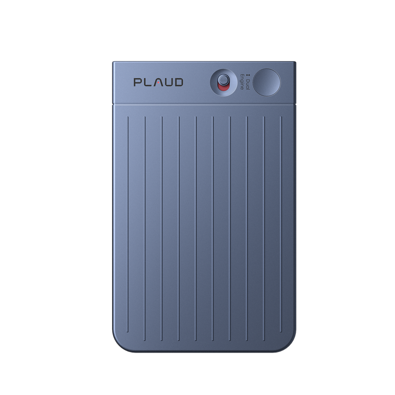 Plaud Note blu con corpo a coste, logo Plaud, pulsante di registrazione e indicatore Dual Engine.