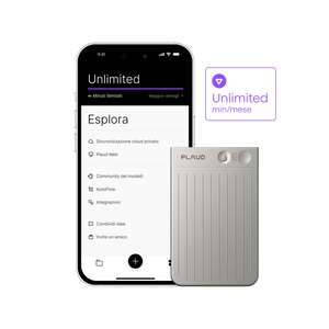 Plaud Note color argento e smartphone con l'app Plaud che mostra il piano Unlimited e il menu Esplora. Dettaglio: Unlimit