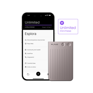Plaud Note grigio metallizzato e smartphone con l'app Plaud che mostra il piano Unlimited.