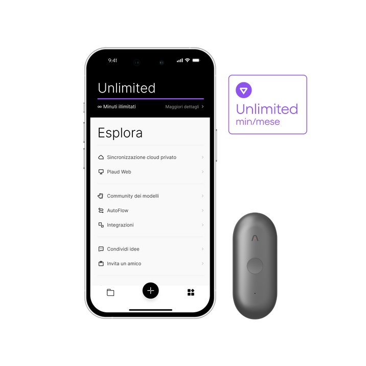 Plaud NotePin grigio accanto a uno smartphone che mostra l'app Plaud con il piano Unlimited e le funzionalità Esplora.