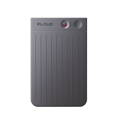 Registratore vocale AI Plaud color grigio scuro con superficie a coste verticali e logo Plaud.