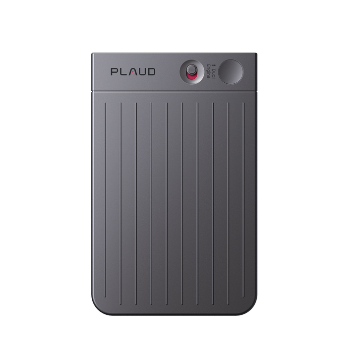 Registratore vocale AI Plaud color grigio scuro con superficie a coste verticali e logo Plaud.