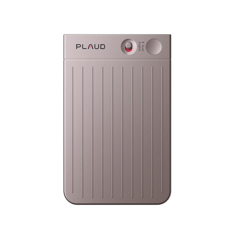 Registratore vocale AI Plaud grigio metallizzato con texture a coste, pulsante rosso e logo Plaud.