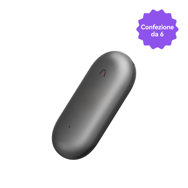 Plaud NotePin grigio scuro con luce rossa, in confezione da 6. Registratore vocale AI compatto.