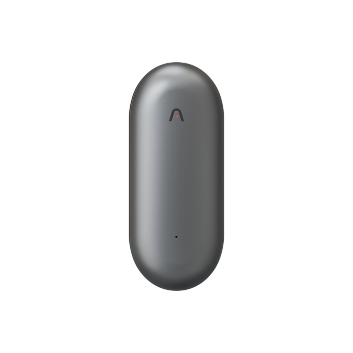 Plaud NotePin grigio scuro, un registratore vocale AI indossabile, con logo Plaud e microfono visibili.