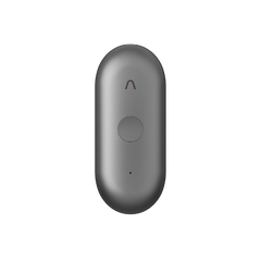 Un registratore vocale AI Plaud NotePin S grigio, con un logo '∧' e un pulsante rotondo, è mostrato verticalmente su sfondo bianco.