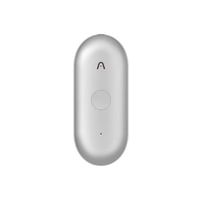 Plaud NotePin grigio chiaro, un registratore vocale AI compatto con logo Plaud e pulsante centrale.