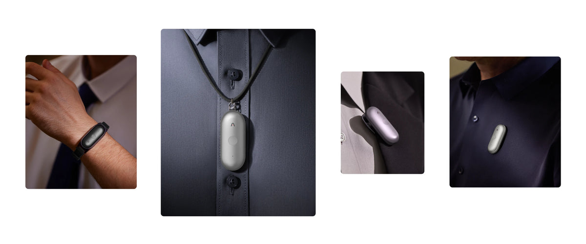 Plaud NotePin argento indossato come ciondolo, spilla e su un braccialetto nero, mostrando versatilità.