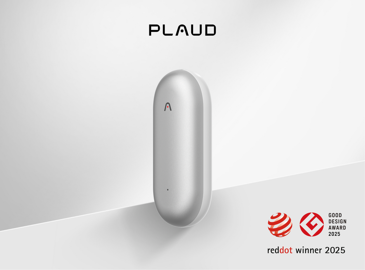 Plaud NotePin color argento, con logo Plaud e riconoscimenti Red Dot e Good Design Award 2025.